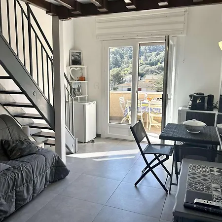 Apartment Mezzanine Climatise Proche Avec Terrasse Et Parking A Saint-raphael - Fr-1-226a-162